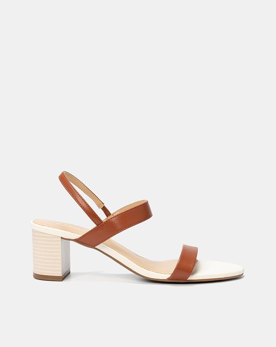 Đôi sandal gót vuông màu nâu basic, lựa chọn lý tưởng cho phong cách hàng ngày của phái nữ.