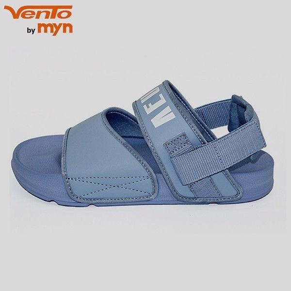 Đôi sandal nữ màu xanh mint với đế chống trượt, nổi bật giữa phố