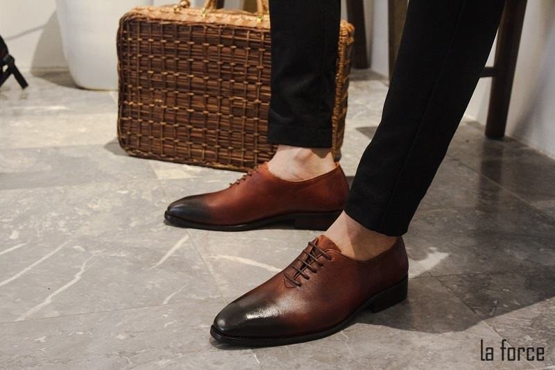 Đôi vớ màu đậm phù hợp khi mang giày tây lịch sự