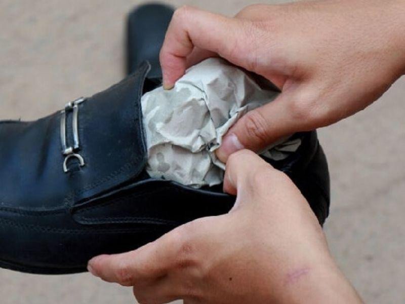 Độn tất hoặc vải vào giày để làm mềm form