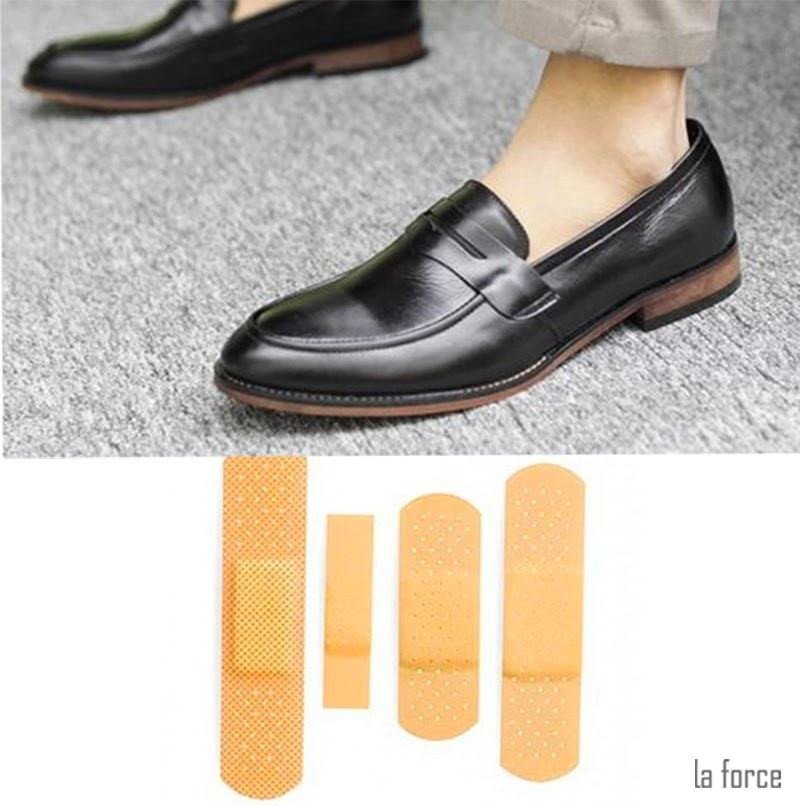 Dùng băng cá nhân để xử lý giày lười bị rộng nhẹ