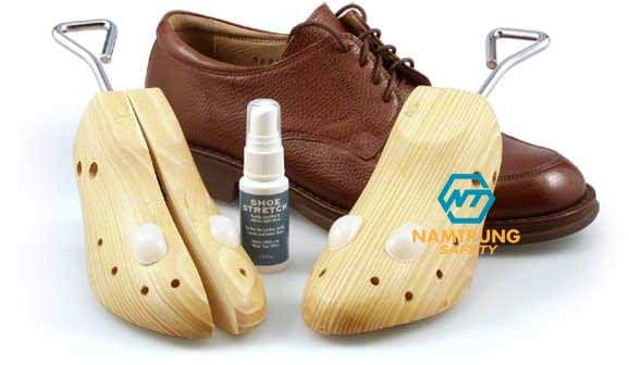 Dụng cụ shoe tree chuyên dụng đang nới rộng đôi giày da bị chật 1 size