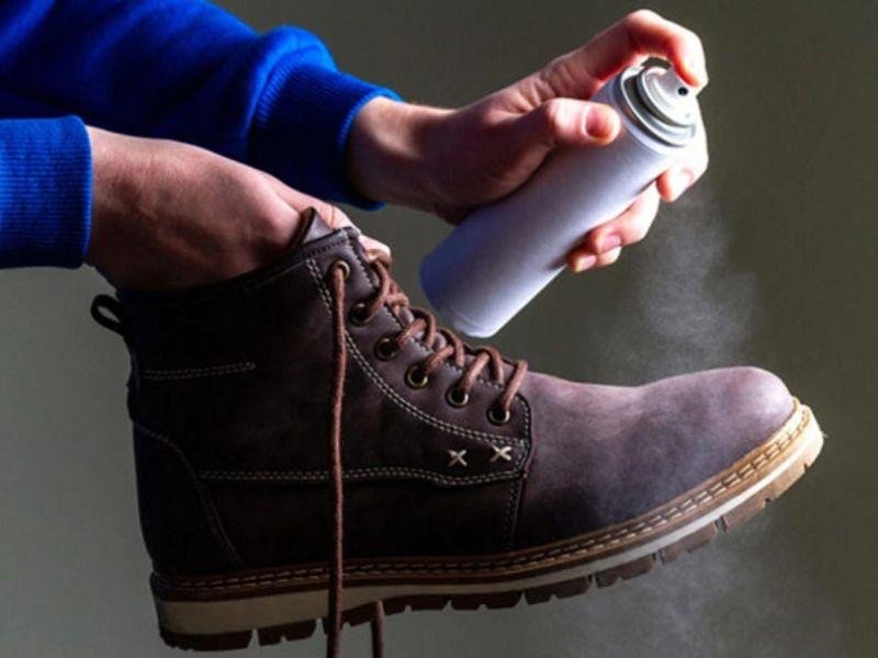 Dung dịch chuyên dụng giúp làm mềm giày nhanh chóng