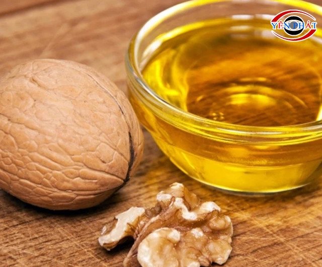 Dùng tinh dầu quả óc chó làm bóng giày da hiệu quả