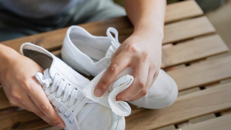 Dùng xi đánh giày cùng màu để che phủ vết tróc da trên giày sneaker đen