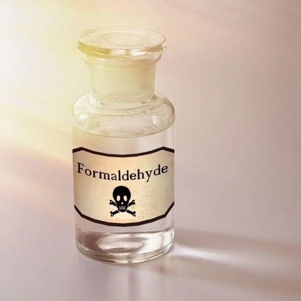 Formaldehyde là một chất hóa học gây kích ứng da và có thể gây độc hại nếu tiếp xúc trực tiếp, cần bảo vệ da chân bằng giày chuyên dụng