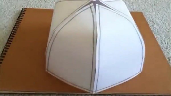 Gắn các mảnh ghép còn lại để hoàn thiện hình dáng cơ bản của thân mũ