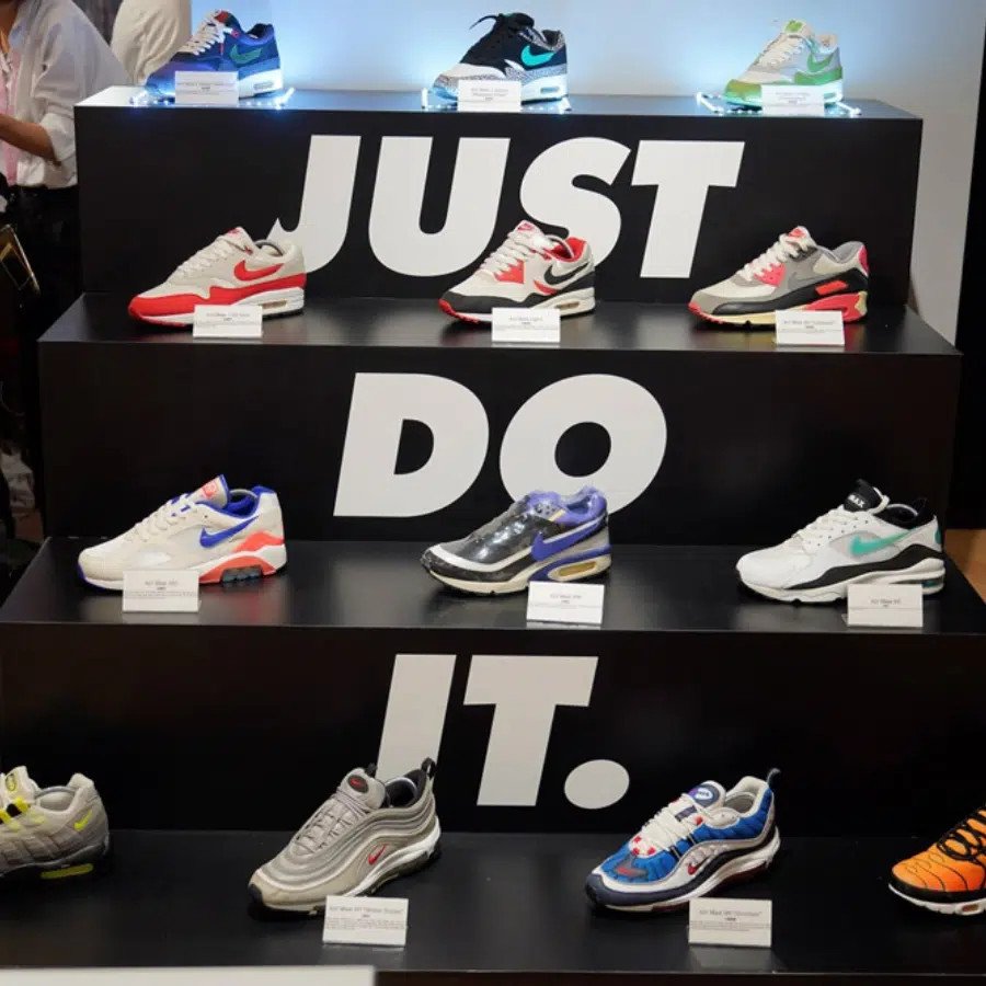 Gian hàng giày thể thao bóng rổ của thương hiệu Nike tại Việt Nam.