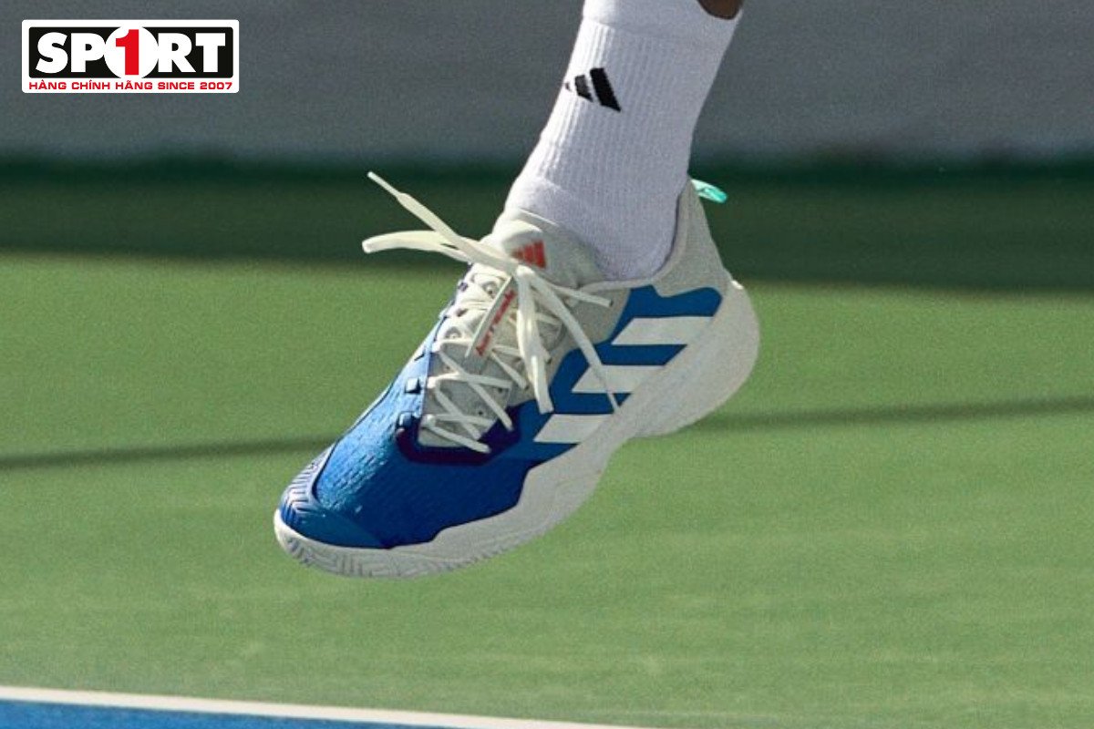 Giày Adidas Barricade màu trắng với đế Bounce và thiết kế hỗ trợ
