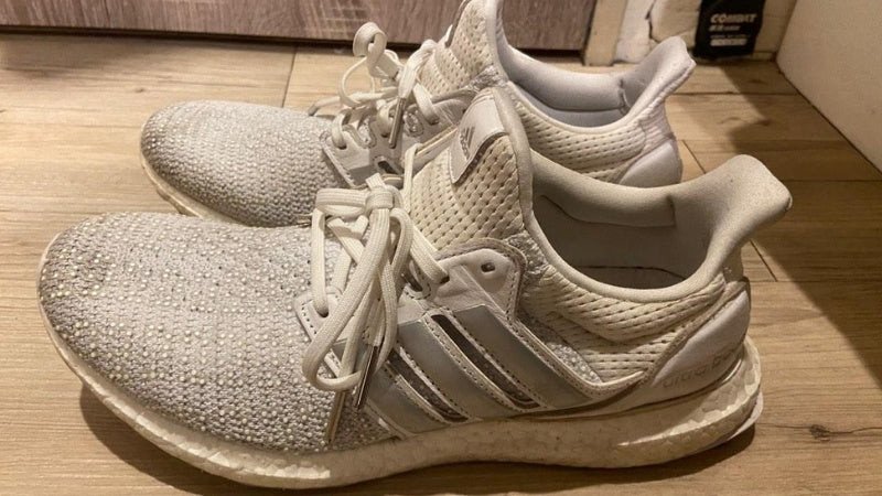 Giày Adidas Ultra Boost màu đen xám phong cách thể thao mạnh mẽ