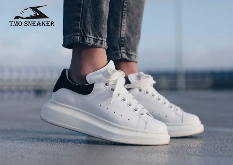 Giày Alexander McQueen đế cao màu trắng, thiết kế tối giản nhưng sang trọng, là giày sneaker hot 2025 được yêu thích.