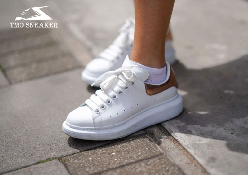 Giày Alexander McQueen Oversized với đế dày và chất liệu độc đáo, một mẫu giày thể thao hot 2025 sang trọng