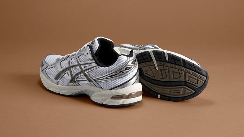 Giày Asics Gel Kyrios màu đen và cam năng động cho nam giới