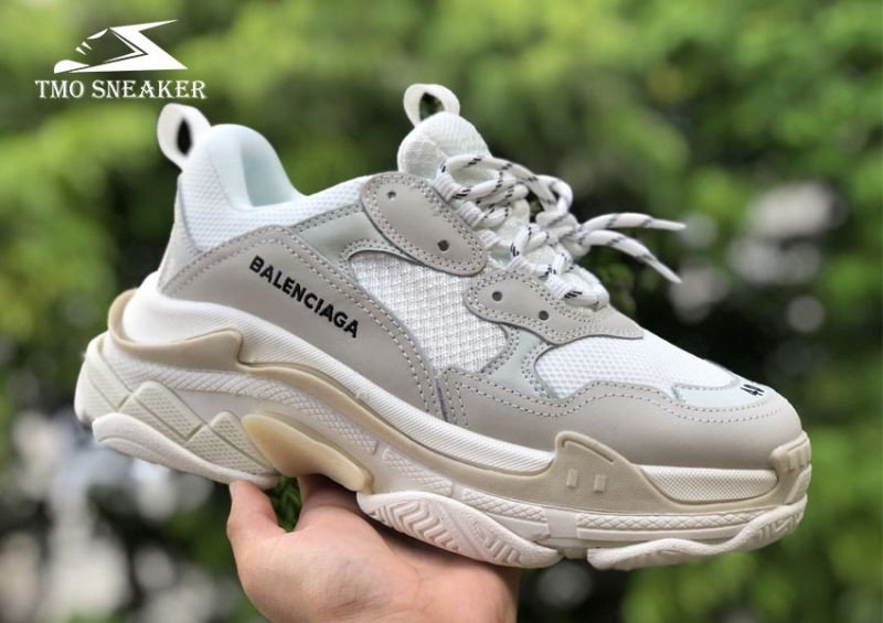 Giày Balenciaga Triple S trắng hầm hố, khẳng định cá tính trong xu hướng giày sneaker hot 2025.