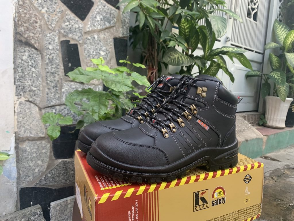 Giày bảo hộ cao cổ Karl Force màu đen với mũi giày thép và thiết kế thể thao mạnh mẽ.