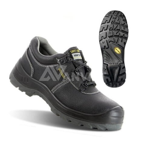 Giày bảo hộ jogger cổ cao đang được kỹ sư sử dụng trong môi trường công nghiệp đòi hỏi sự an toàn tuyệt đối.