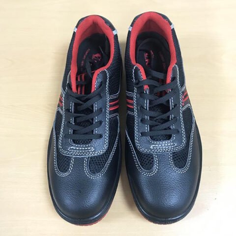 Giày bảo hộ King Power i881 với thiết kế thể thao, màu sắc đen đỏ năng động, đảm bảo an toàn và phong cách cho người dùng