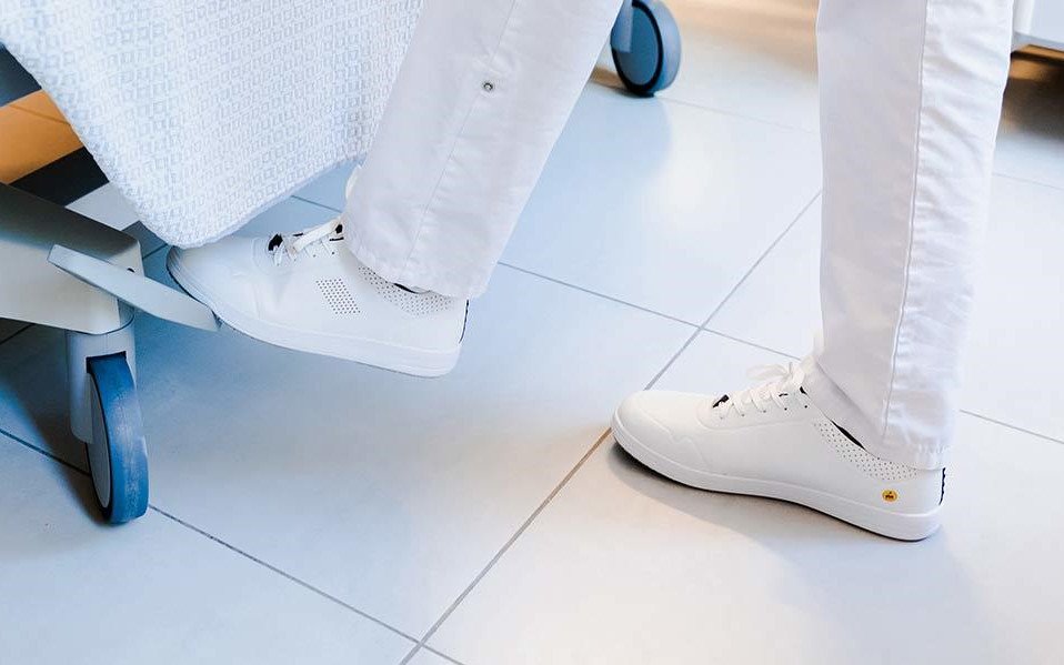 Giày bảo hộ phòng thí nghiệm Oxypas Elis O2 trắng, phù hợp môi trường y tế