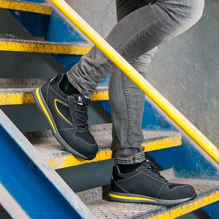 Giày Bảo Hộ Cao Cấp: Lựa Chọn Tối Ưu Cho An Toàn và Phong Cách
