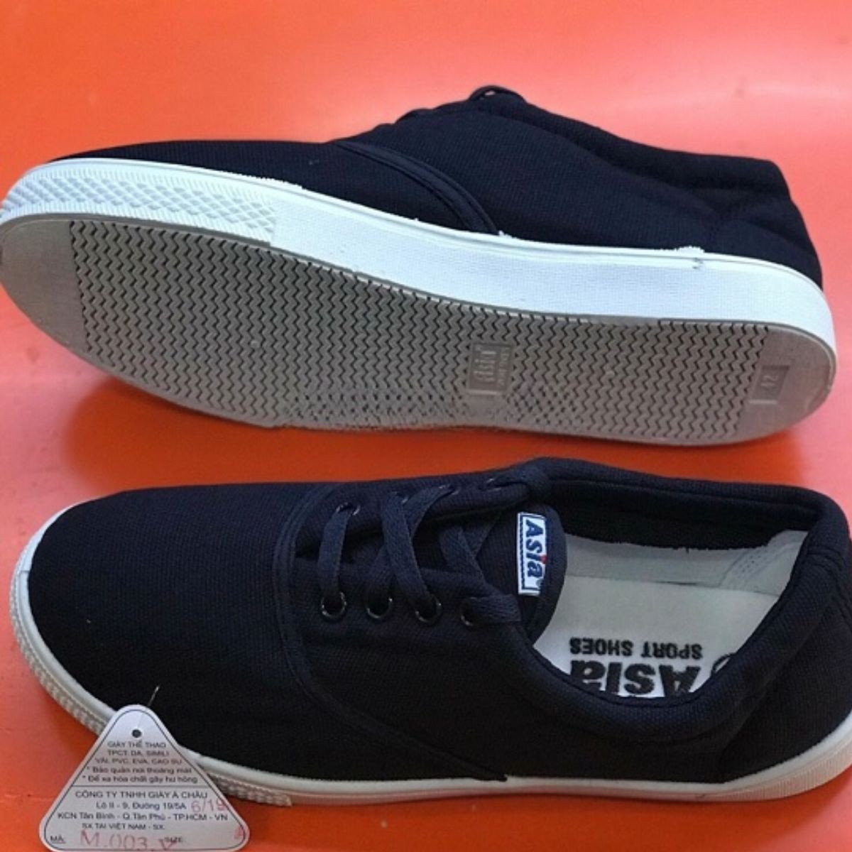 Giày bata đen cổ điển, mang đến vẻ ngoài tối giản nhưng đầy phong cách