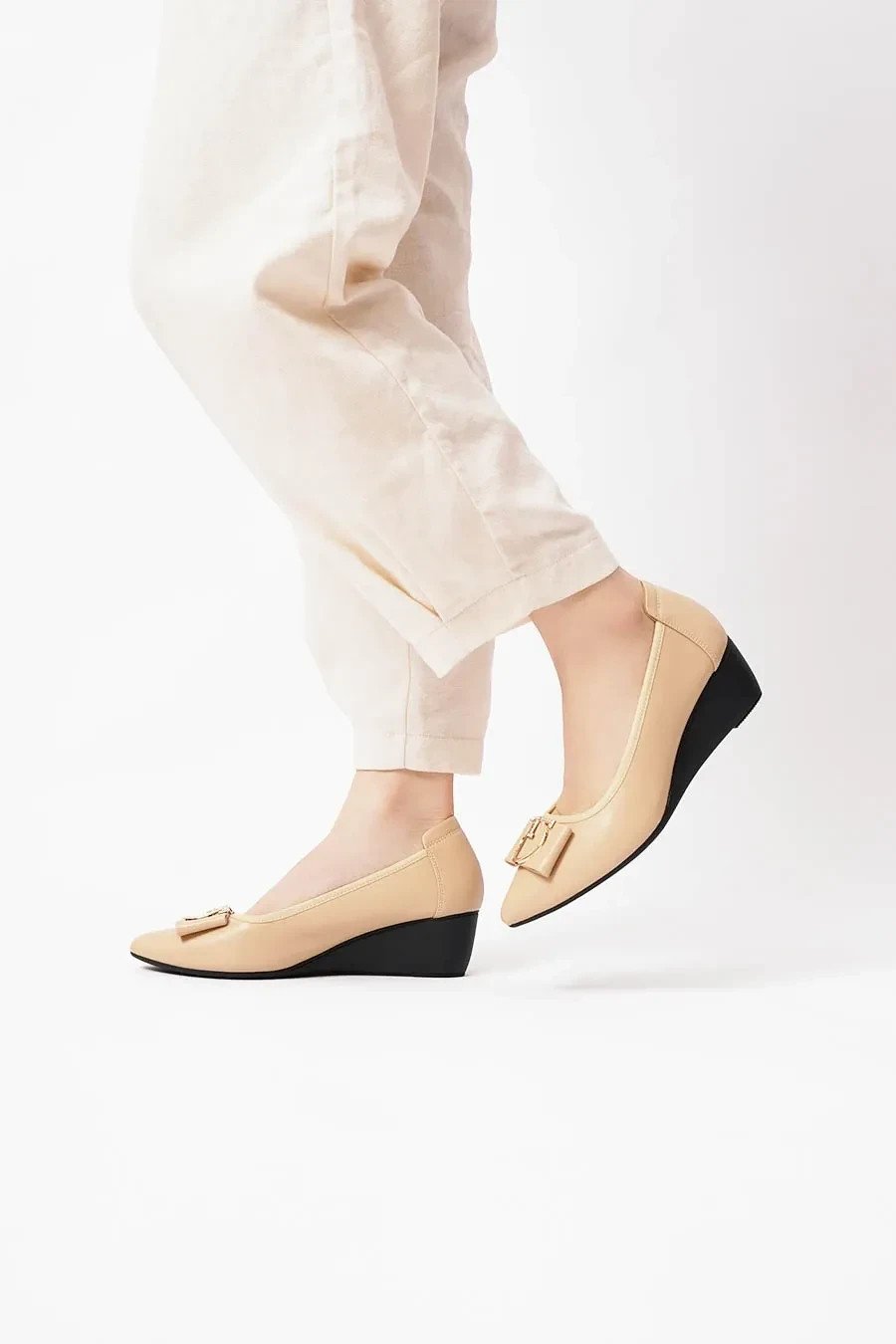 Giày bít da đế xuồng màu kem, phong cách sang trọng cho quý bà