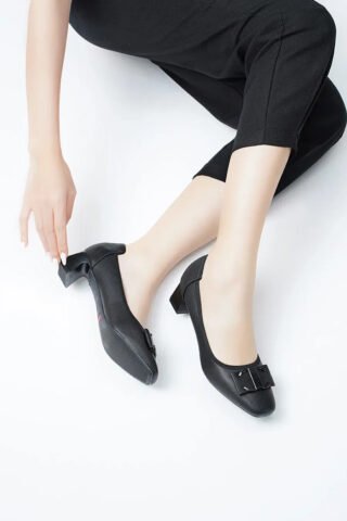 Giày bít da Microfiber cao gót màu đen thanh lịch cho phụ nữ tuổi 50