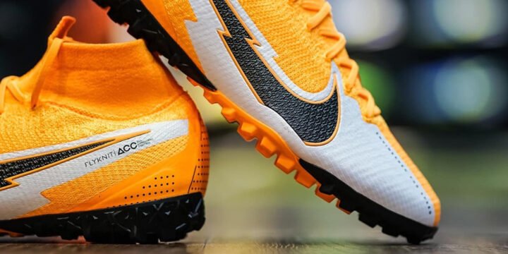 Giày bóng đá dính bùn đất cần vệ sinh sau trận đấu