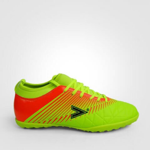 Giày bóng đá Mitre MT màu xanh neon trên sân cỏ nhân tạo, nổi bật phong cách trẻ trung