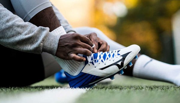 Giày bóng đá Mizuno được làm hoàn toàn bằng da thật, mang lại cảm giác bóng chân thực và độ bền vượt trội