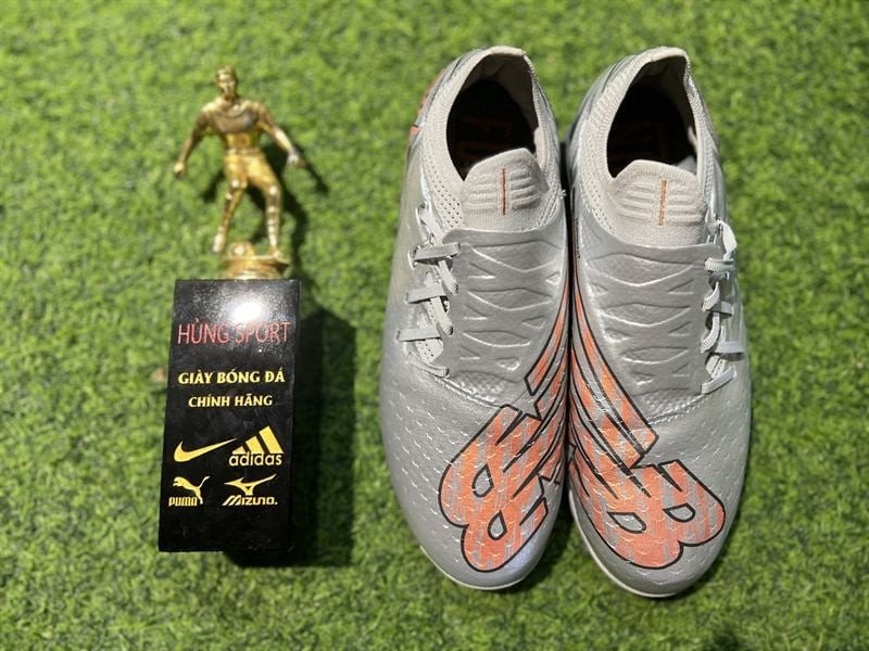 giày bóng đá new balance furon v7 pro tf từ phía trên