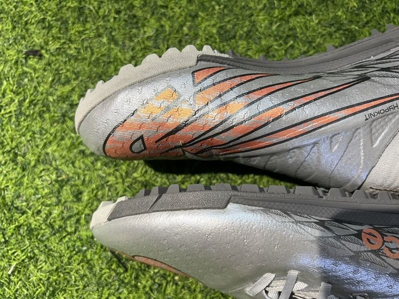 giày bóng đá new balance tekela với các chi tiết đế