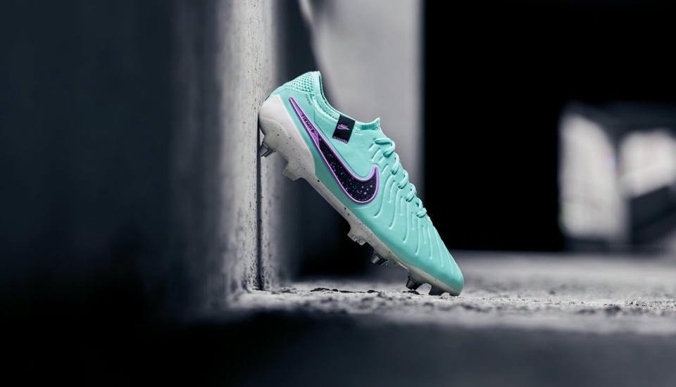 Giày bóng đá Tiempo 10 The Peak Ready Pack xanh ngọc và logo Swoosh viền tím.