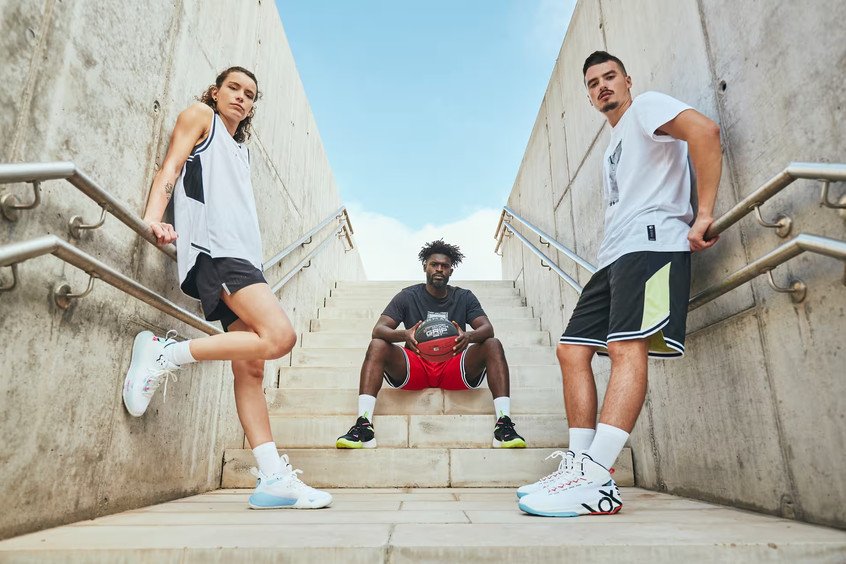 Giày bóng rổ Decathlon Tarmak SS500 trắng, phù hợp cho cầu thủ bán chuyên và chuyên nghiệp