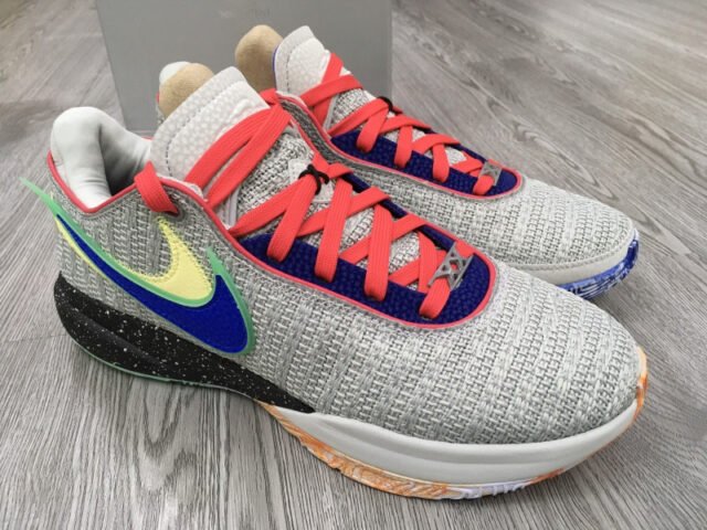 Giày bóng rổ LeBron 20 chính hãng màu trắng và tím trên nền đen