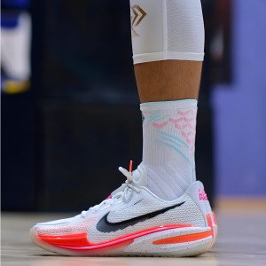 Giày bóng rổ Nike GT Cut Rawdacious với đế ngoài màu cam và thân giày trắng