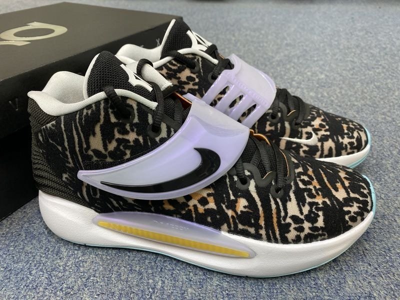 Giày bóng rổ Nike KD 14 trẻ em với họa tiết độc đáo và độ bám sân tốt.