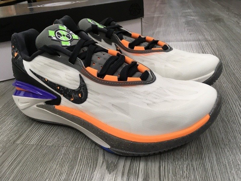Giày bóng rổ Nike Zoom GT Cut 2 trẻ em, tối ưu cho tốc độ và sự linh hoạt.