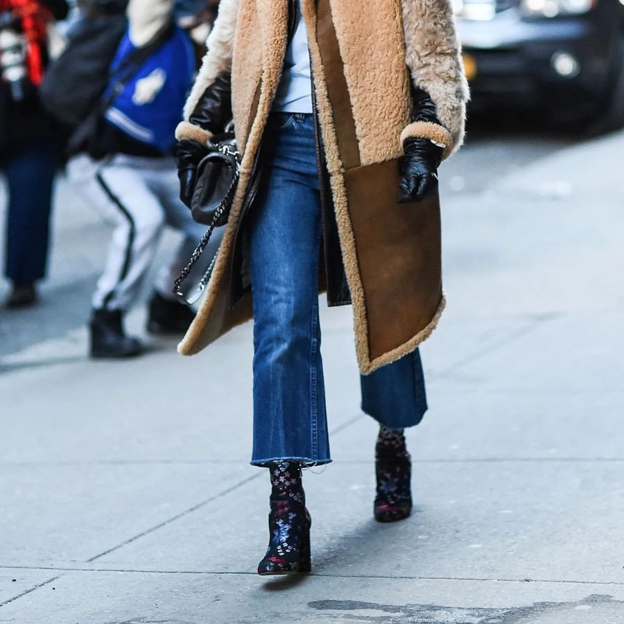 Giày boots cổ thấp mang với quần ống loe