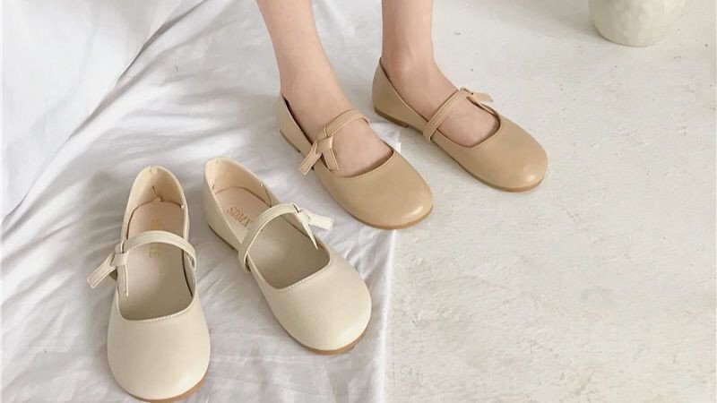 Giày búp bê đen cơ bản nhưng thể hiện phong cách nữ tính dịu dàng