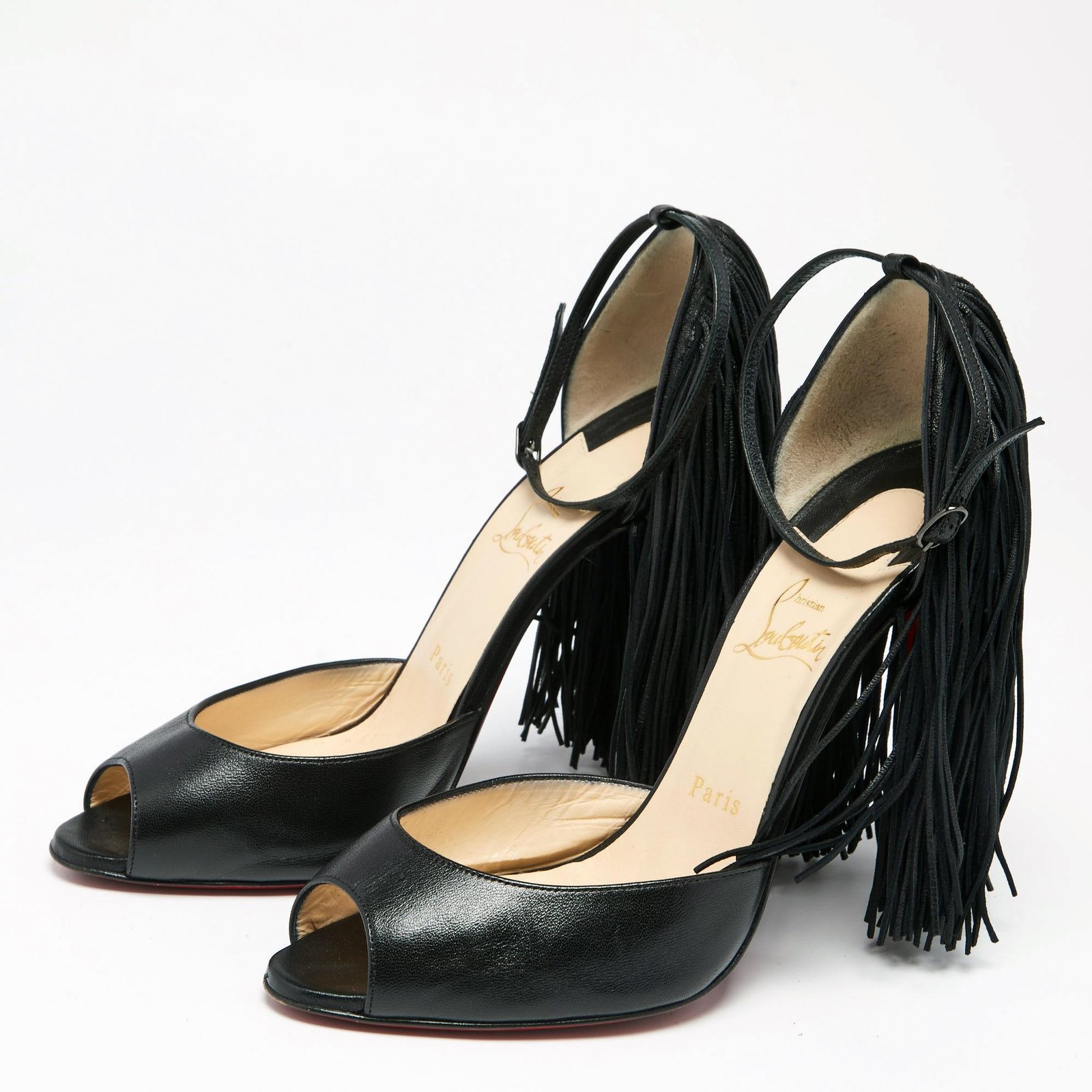 Giày cao gót Louboutin Otrot Heels với chi tiết tua rua độc đáo, cá tính.