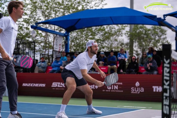 Giày cầu lông Yonex giúp người chơi di chuyển linh hoạt trên sân Pickleball