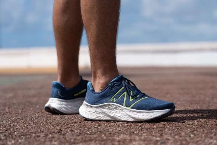 Giày chạy bộ New Balance Fresh Foam X More v4 trên chân người chạy, thể hiện thiết kế êm ái và thoải mái.