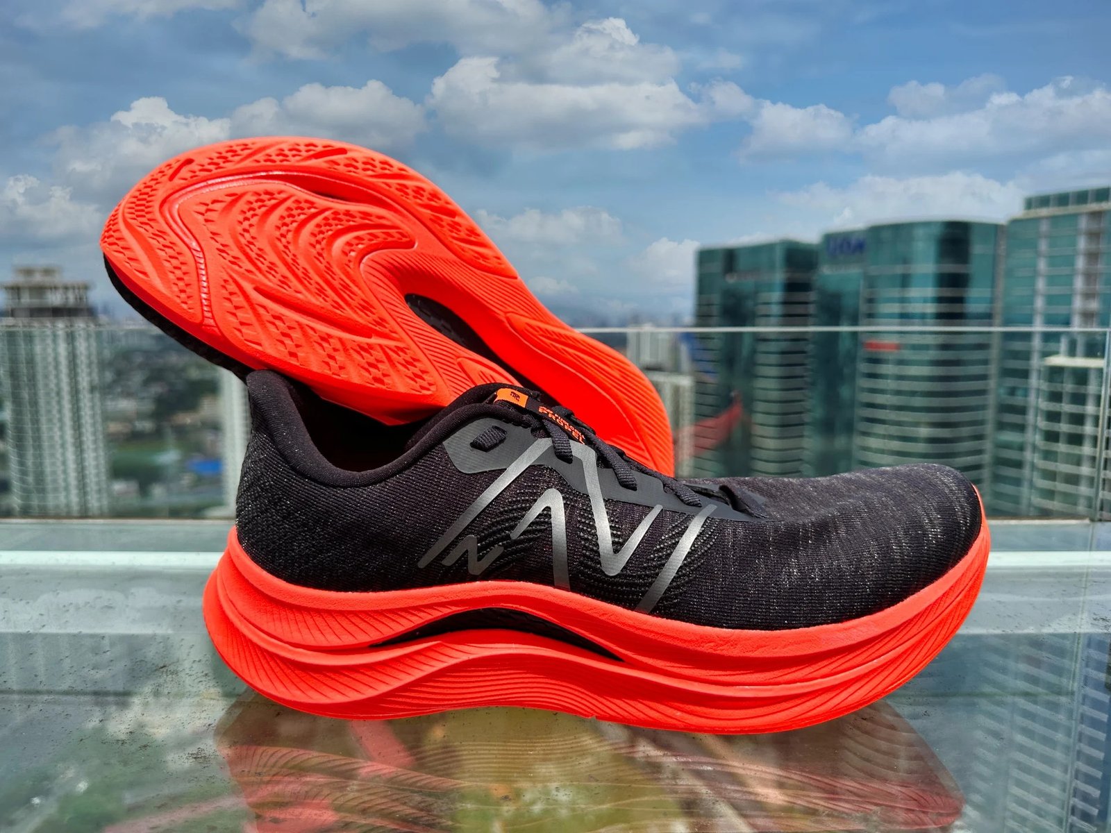 Giày chạy bộ New Balance FuelCell Propel v4 với tấm TPU mới tăng cường khả năng phản hồi lực