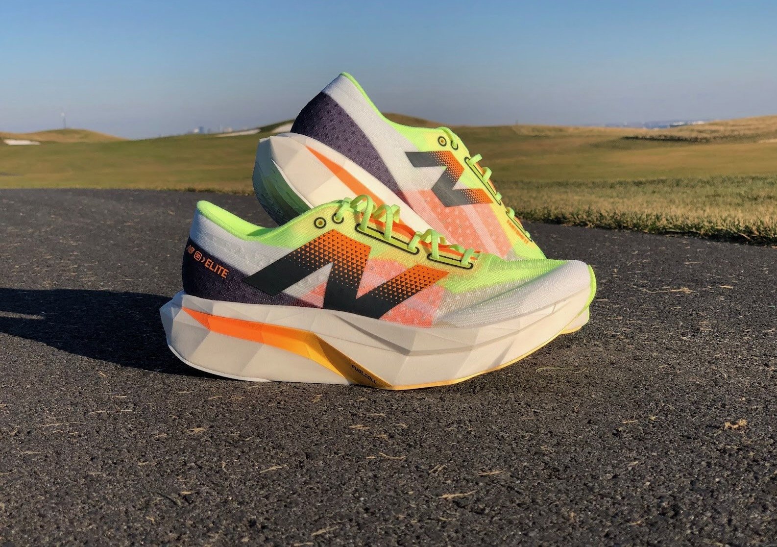 Giày chạy bộ New Balance FuelCell SuperComp Elite V4 có thiết kế FantomFit cố định chân, tối ưu tốc độ