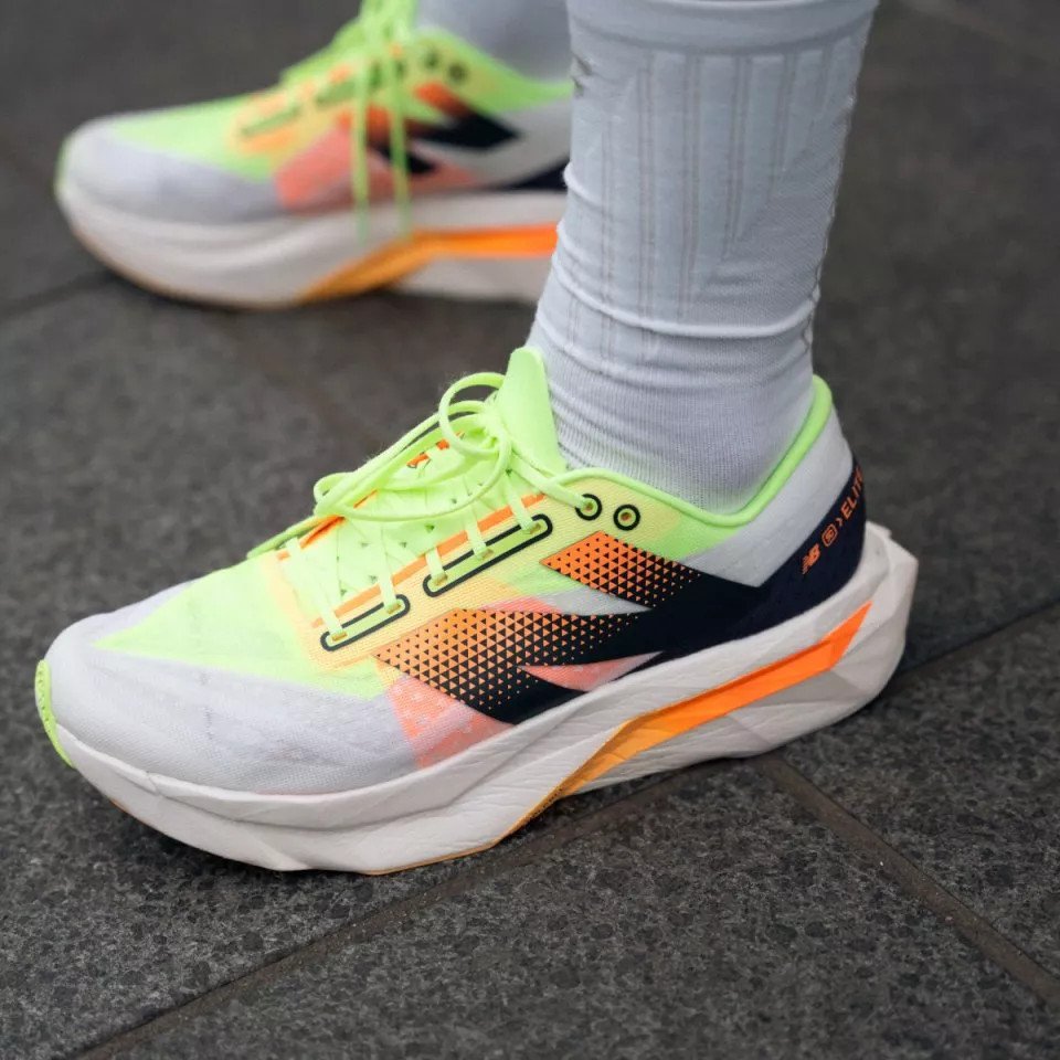 Giày chạy bộ New Balance FuelCell SuperComp Elite V4 thể hiện hiệu suất cao với thiết kế đế giữa PEBA