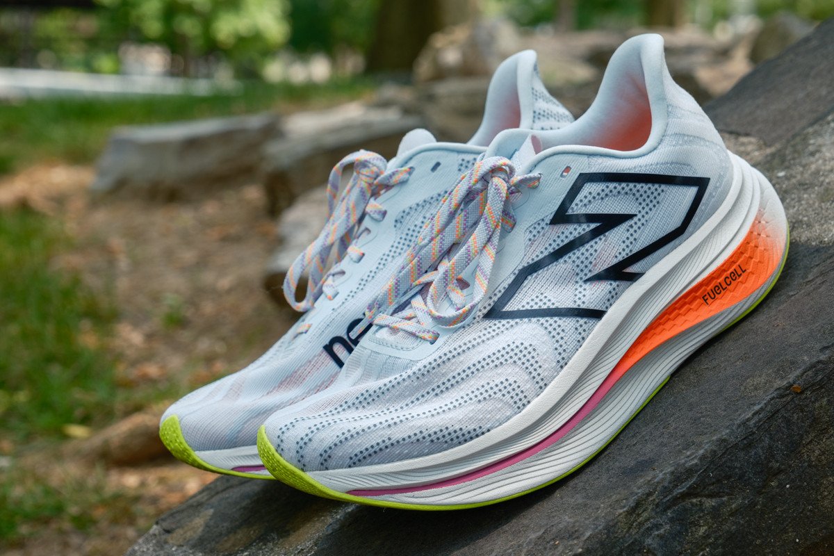 Giày chạy bộ New Balance FuelCell SuperComp Trainer V2 tích hợp tấm sợi carbon và công nghệ Energy Arc