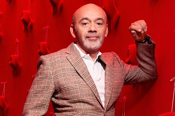 Giày Christian Louboutin đế đỏ, dấu ấn không thể nhầm lẫn của thương hiệu cao cấp.