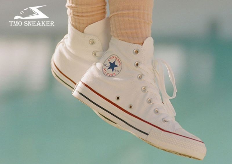 Giày Converse cổ điển màu đen, một đôi giày thể thao hot 2025 với vẻ đẹp vượt thời gian