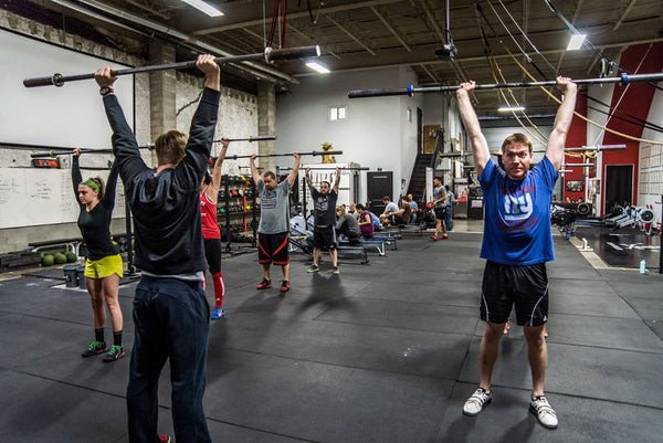 Giày Crossfit gym đòi hỏi một đôi giày có đế bằng phẳng và chắc chắn.