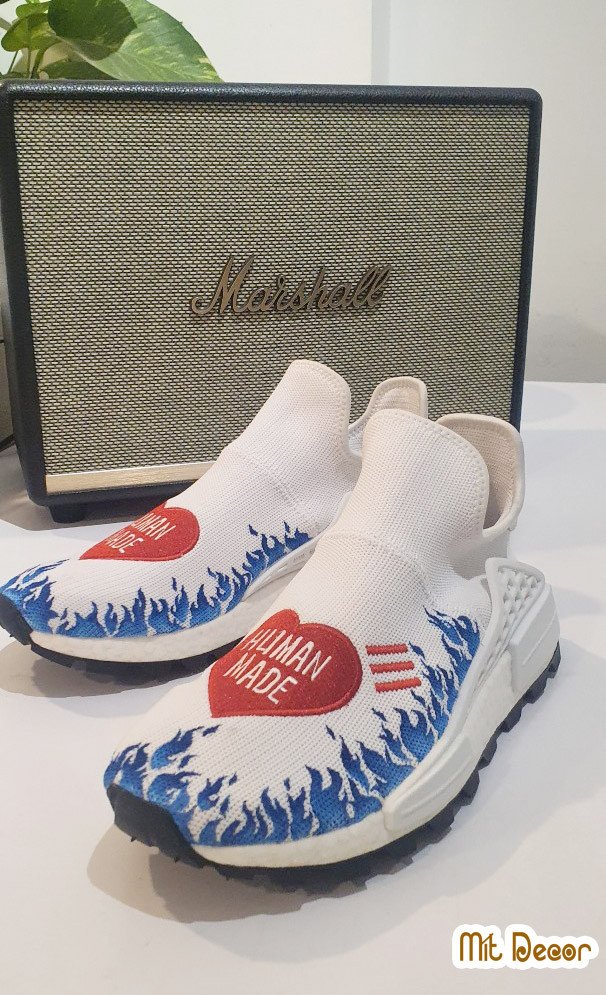 Giày custom với thiết kế đơn giản